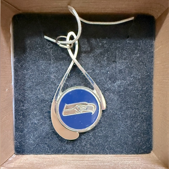 SEAHAWKS Necklace - silver plated with 18”+ chain, BNWT - Picture 1 of 4